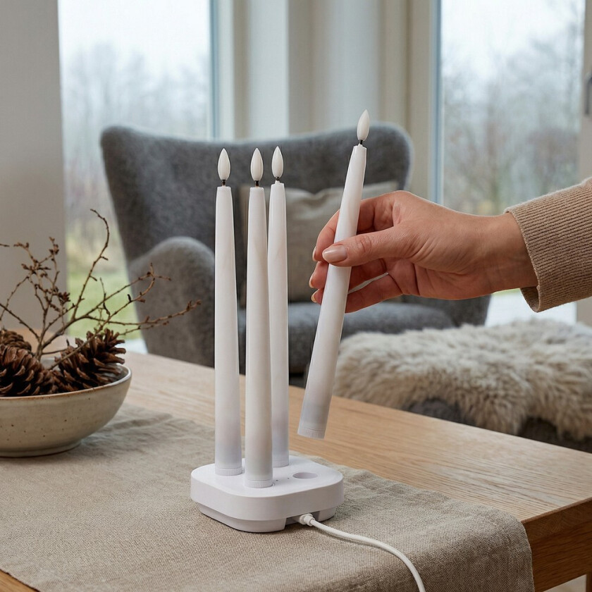 Bilde av 4-pakning hvite LED-stearinlys inkl. ladebase - Ø2cm, Høyde: 25cm, kronelys, inkl. fjernkontroll, timer