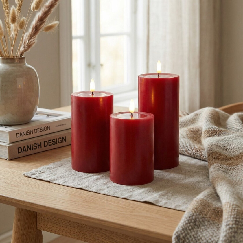 Bilde av LED-kubbelys Ø7,5cm, 3-pk, smelte-look, flammeeffekt - Inkl. fjernkontroll og timer, 10/12,5/15cm høy, ekte voks, bordeauxrød