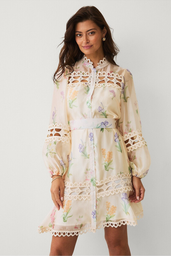 Kjole med blondebroderier - Beige