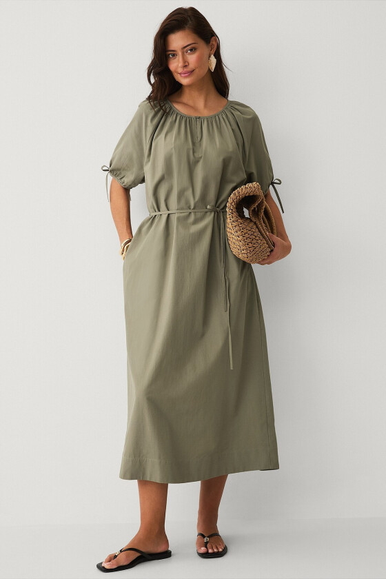 Maxikjole med smalt knytbart belte - Grønn