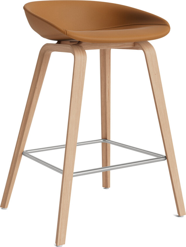 About a Stool AAS33 Low, Stainless Footrest, WB Lacquered Oak/Cat.6 Sense Cognac - Barstoler & barkrakker - Hee Welling - Metall/Tre/Plast