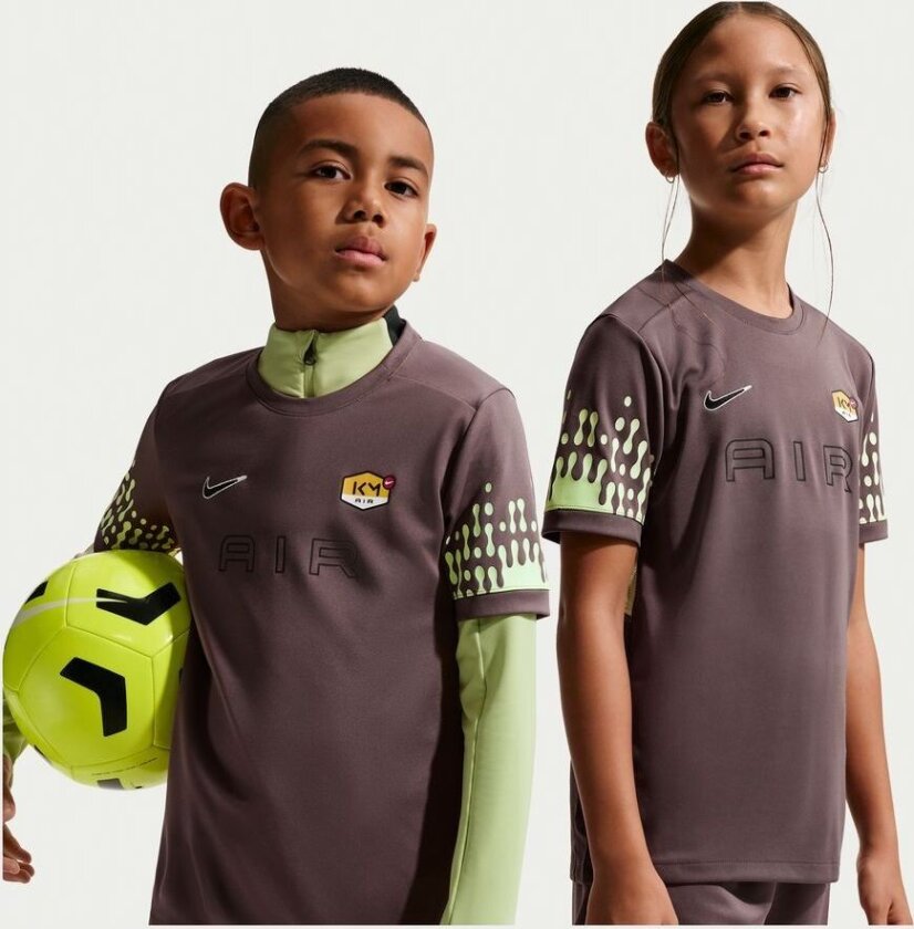 Trenings T-Skjorte Dri-FIT Academy 25 Mbappé Personal Edition - Plum Eclipse/Grønn/Svart Barn, størrelse L: 147-158 cm