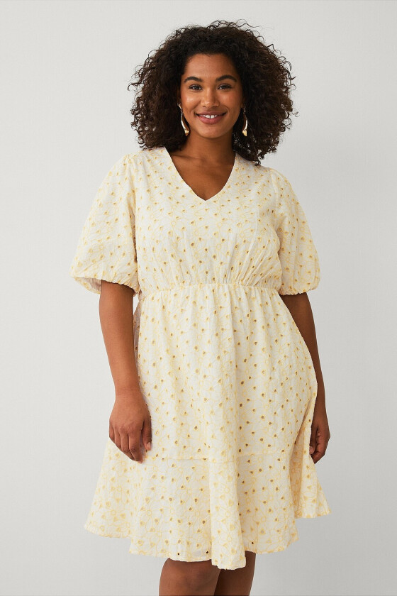 Kjole med brodert mønster - Gul