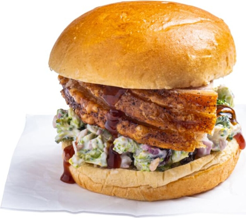 Ribbesandwich Saftig ribbe serveres i brioche og MENYs brokkolisalat.