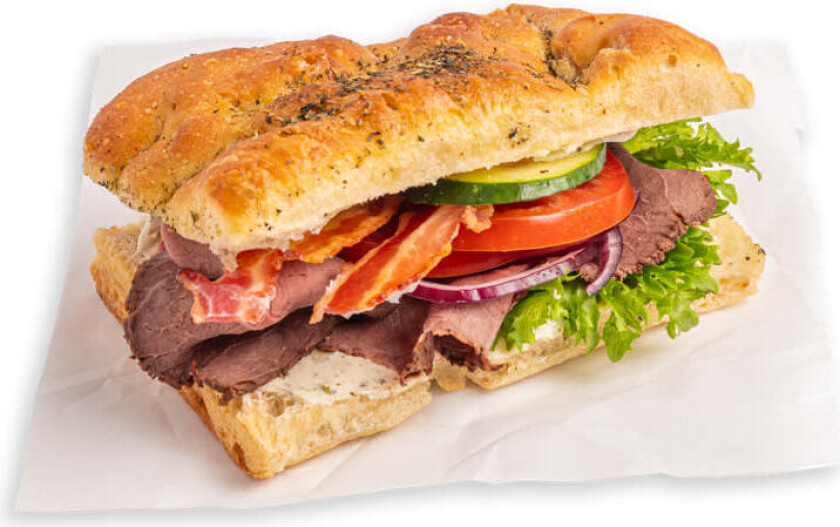 Focaccia Focaccia med roastbiff, tørrsaltet bacon, salat, tomat, agurk og rødløk.