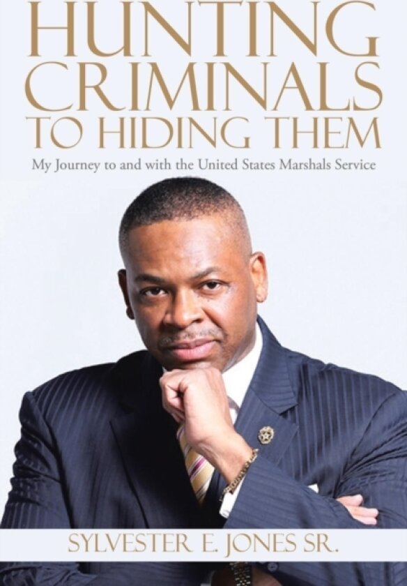 Hunting Criminals to Hiding Them av Sylvester E Jones Sr (Paperback)