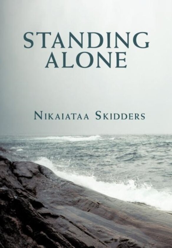 Standing Alone av Nikaiataa Skidders (Hardcover)