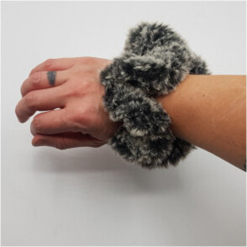 Idas Scrunchie Crocus av Rito Krea - Scrunchie Hekleoppskrift - Gratis hækleopskrift på Ida's Scrunchie Crocus