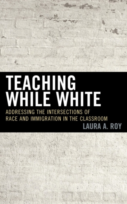 Teaching While White av Laura A. Roy (Hardcover)