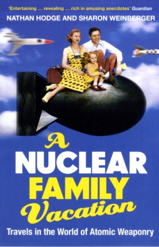 A Nuclear Family Vacation av Nathan Hodge, Sharon Weinberger (Paperback)