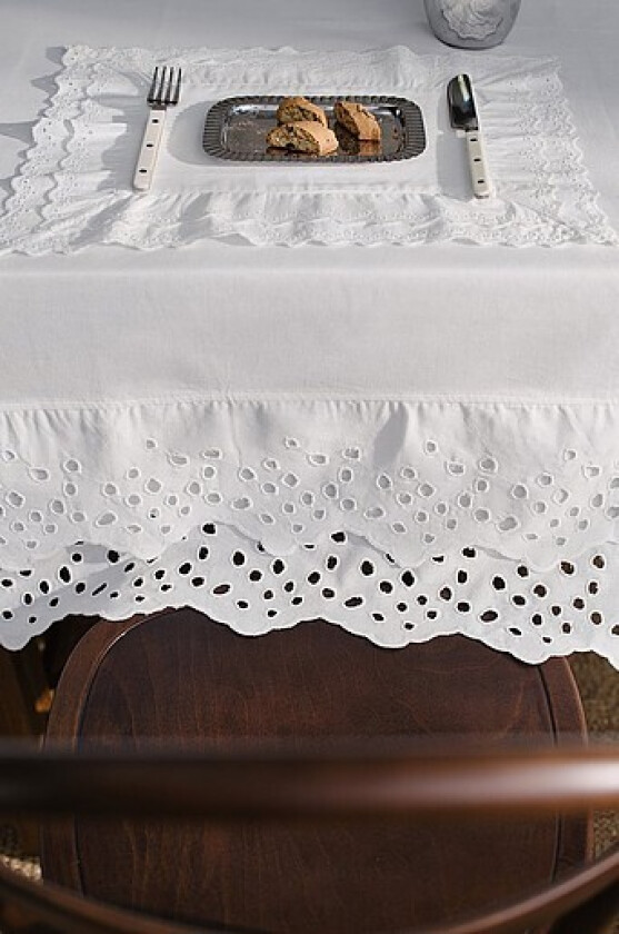 JUNO duk med broderi