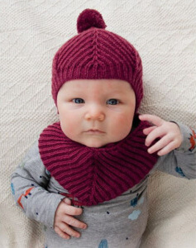 Baby Plum by DROPS Design - Baby Lue og Smekke Strikkeoppskrift Str. 1 - 2 år