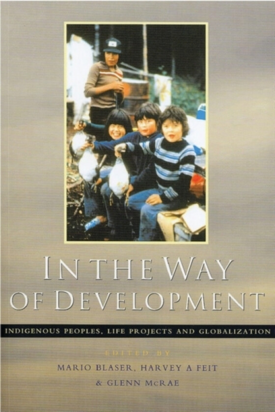 In the Way of Development av Mario Blaser, Glenn McRae, Harvey Feit (Hardcover)