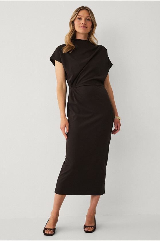 Lang trikotkjole med drapering - Brun