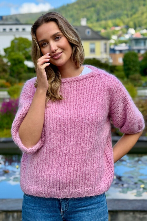 Rosa claudia genser i alpakka - Strikkia 2026-035-704