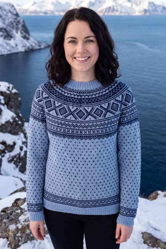 Lyseblå Lusefall genser med marineblått mønster - DLG 25-028U-620626