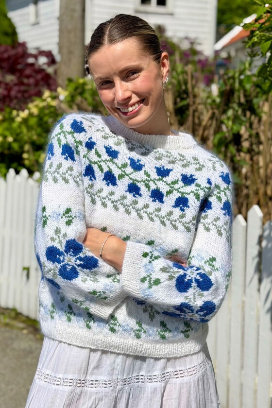 Hvit og blå storblom genser - SS-001