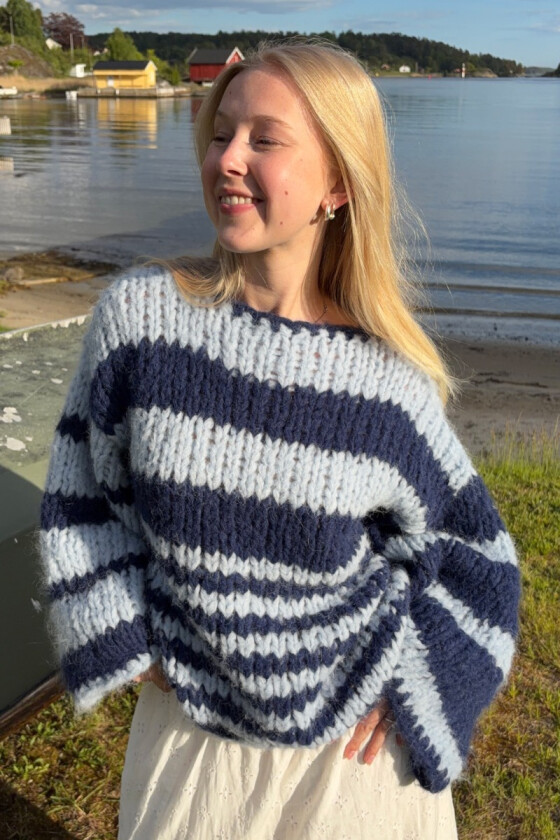 Sim stripe sweater i blått - Simstrikk SS 26-06