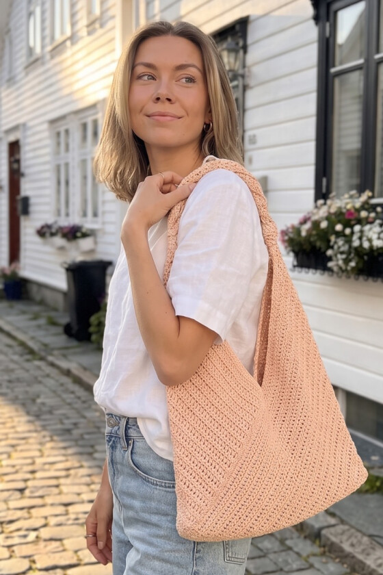 Triana heklet tote bag i fersken- Strikkia-2026-021-159