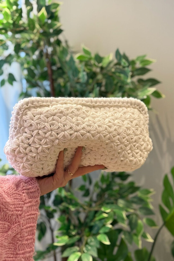 Bella heklet blomsterclutch - Strikkia 2026-013