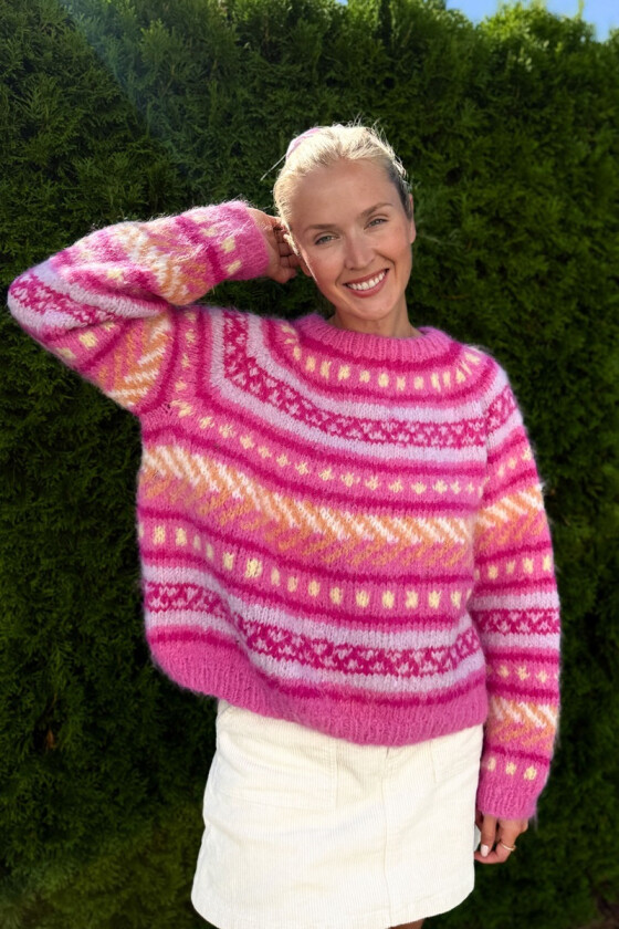Hanamigenseren i fuchsia fnugg garn - Ingrid Raadim IR 02-08E