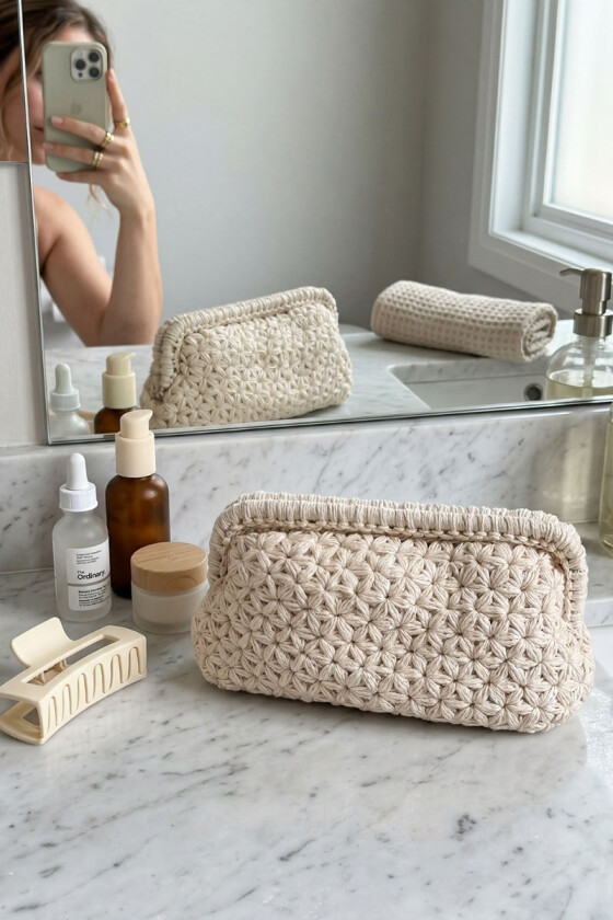 Beige bella heklet blomsterclutch - Strikkia 2026-013-407