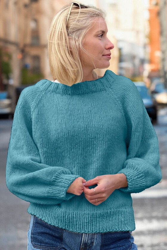 Cozy everyday sweater i lys turkis - Strikkia 2022-002-328