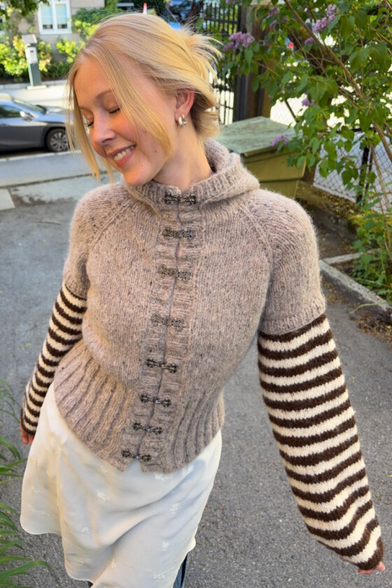 Hoodcardi - Simstrikk SS 26-01B