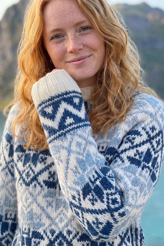 Blå nordic rose genser - Strikkia 2024-043-320323
