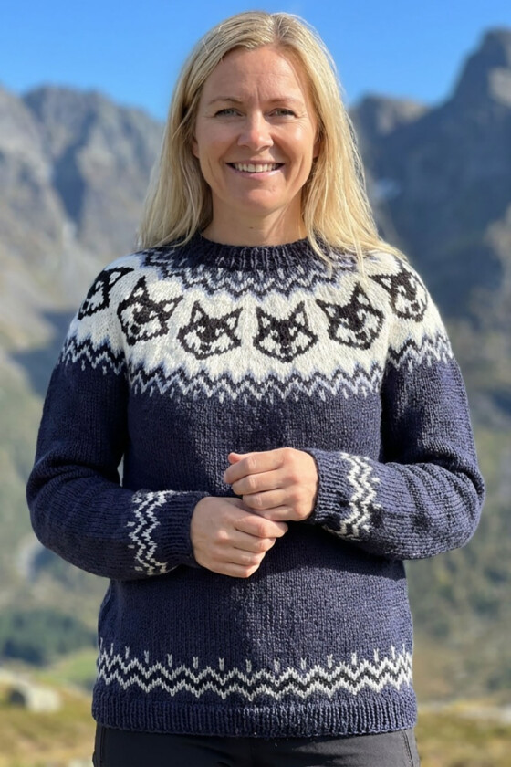 Marineblå Eventyrergenser med lyseblått - Strikkia 2025-044-926920