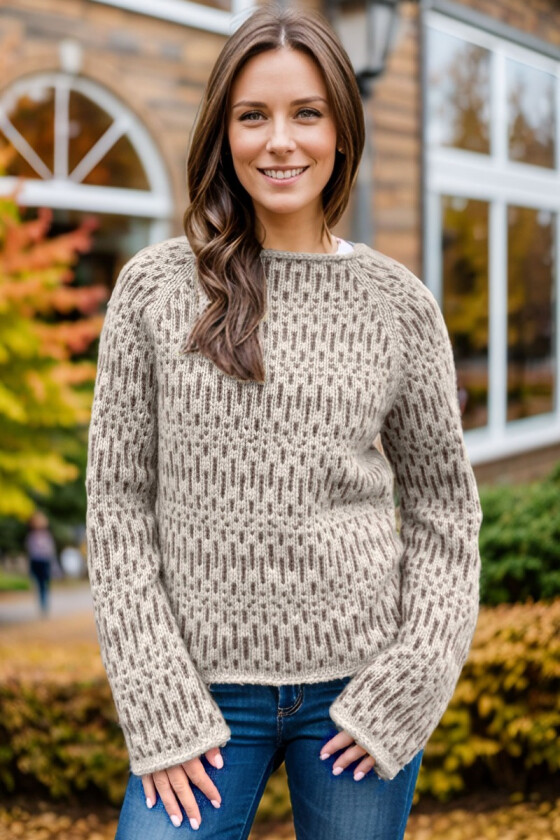 Beige Little strokes sweater med brunt mønster - Strikkia-2024-050-307308