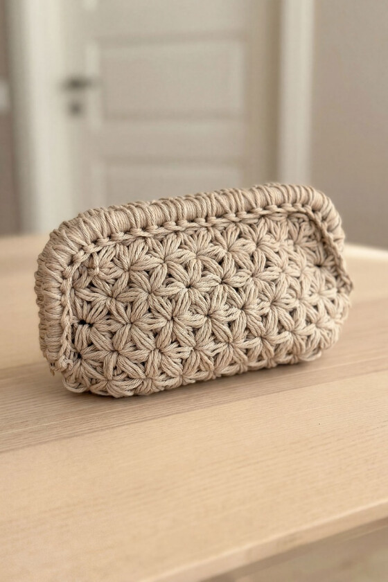 Beige bella heklet blomsterclutch liten - Strikkia 2026-014-407