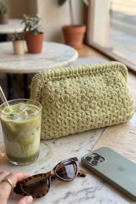 Grønn bella heklet blomsterclutch - Strikkia 2026-013-431