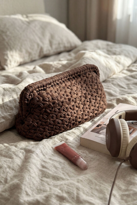Brun bella heklet blomsterclutch - Strikkia 2026-013-408