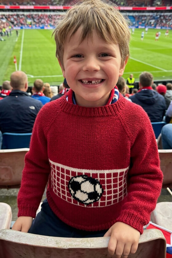 Rød fotballgenser - Strikkia 2026-006-565