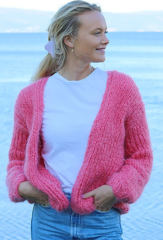 Stella cardigan i korallfarge - Strikkia 2024-006-562B