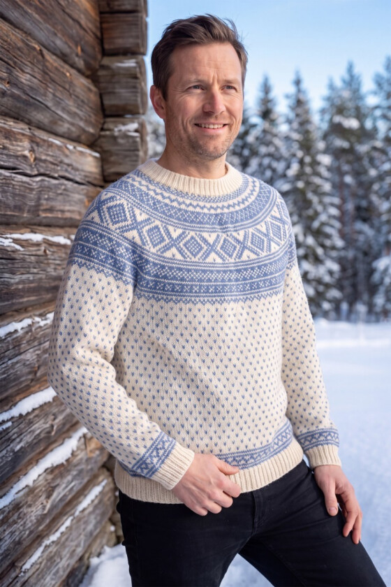Hvit Lusefallgenser med lyseblått mønster - DLG 25-028U-600620-M