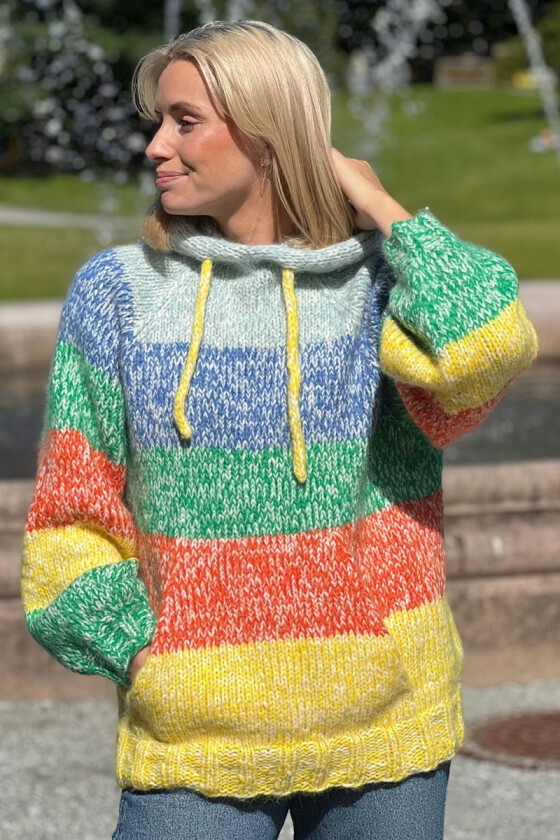 Happy hoodie fargerik hettegenser med striper - Strikkia 2023-020