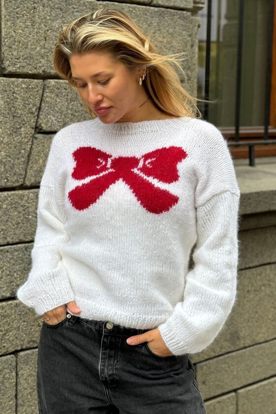 Christmas bow sweater - Strikkia 2025-038