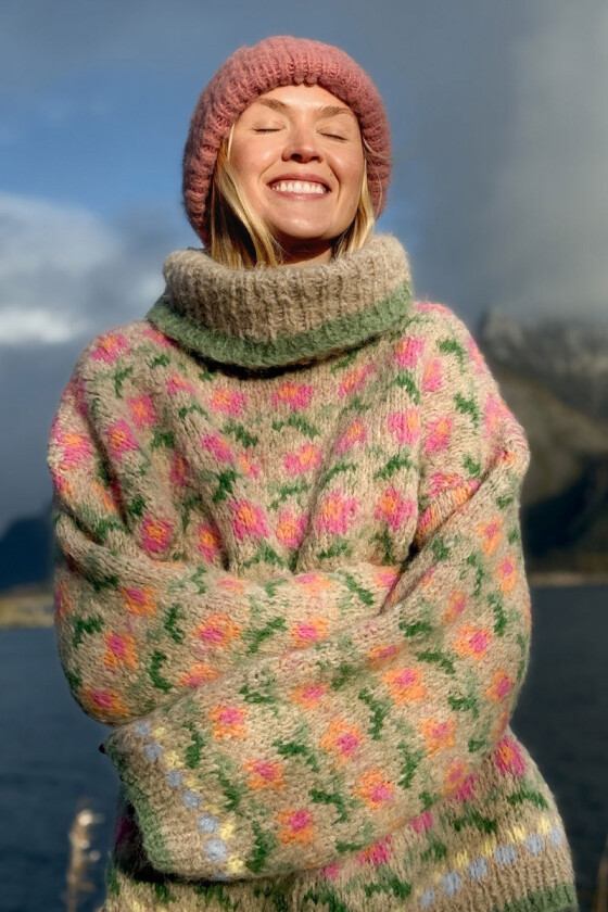 Bilde av Ellinorgenseren i sandfarge - Ingrid Raadim IR-03-10B