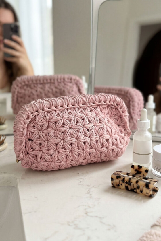 Lys rosa bella heklet blomsterclutch liten - Strikkia 2026-014-466