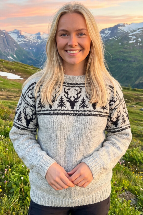 Nordisk hjortegenser i lysgrå - Strikkia 2026-002SR