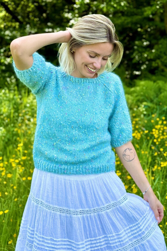 Lys turkis blomsterbris genser - Strikkia 2024-051-507