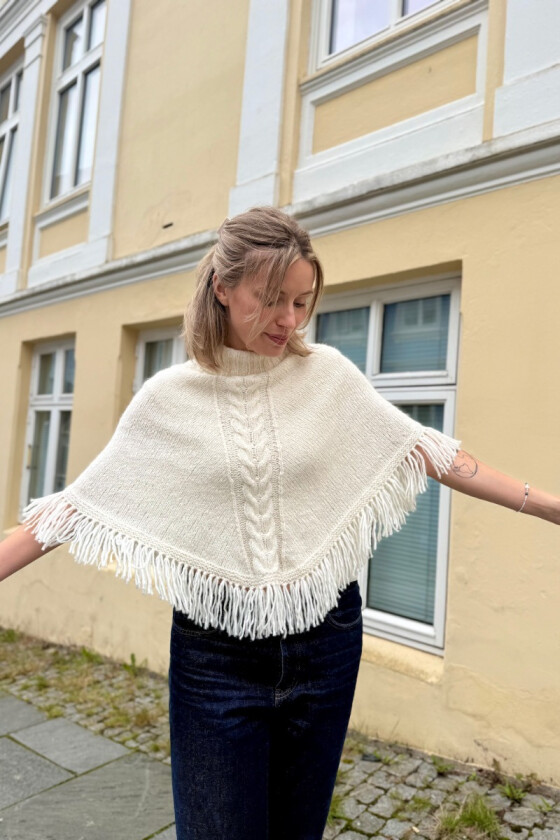 Leonora flette poncho - Strikkia 2026-040