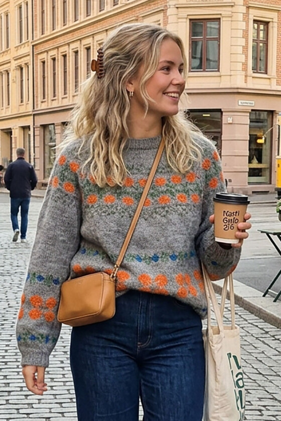 Grå storblom genser med oransje detaljer - Schonhowd strikk