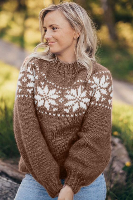 Lysebrun chunky stjernegenser - Strikkia 2022-011-309