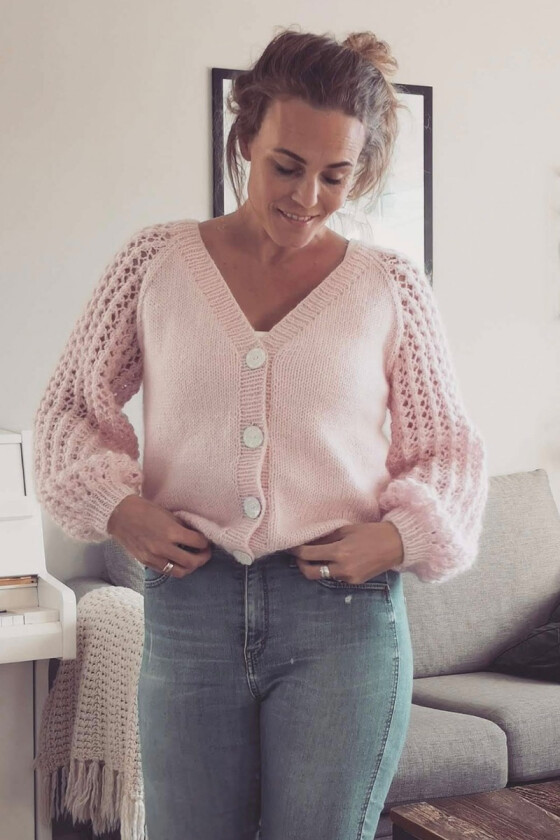 Perlepuff cardigan i aprikos - Strikkose 005-359