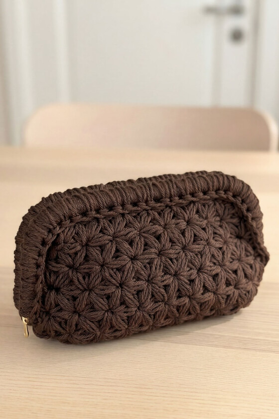 Brun bella heklet blomsterclutch liten - Strikkia 2026-014-408