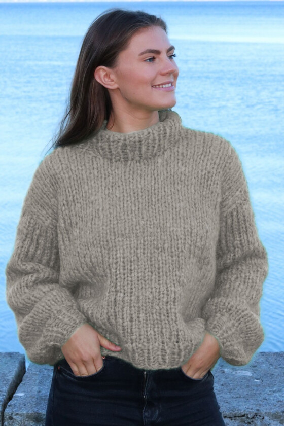Stella genser sandfarget - Strikkia 2024-008-506