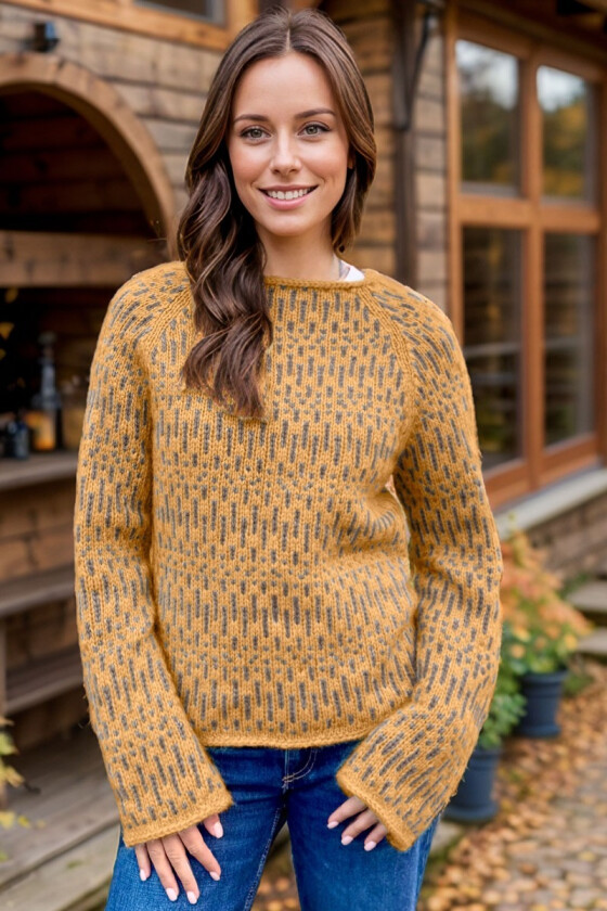 Okergul Little strokes sweater med brunt mønster - Strikkia 2024-050-345308